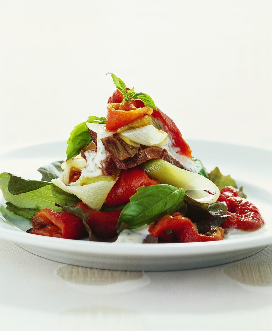 Green salad with roasted peppers and beef