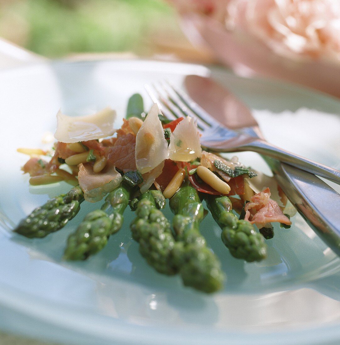 Grüner Spargel mit Wurstscheiben, Parmesan, Pinienkernen