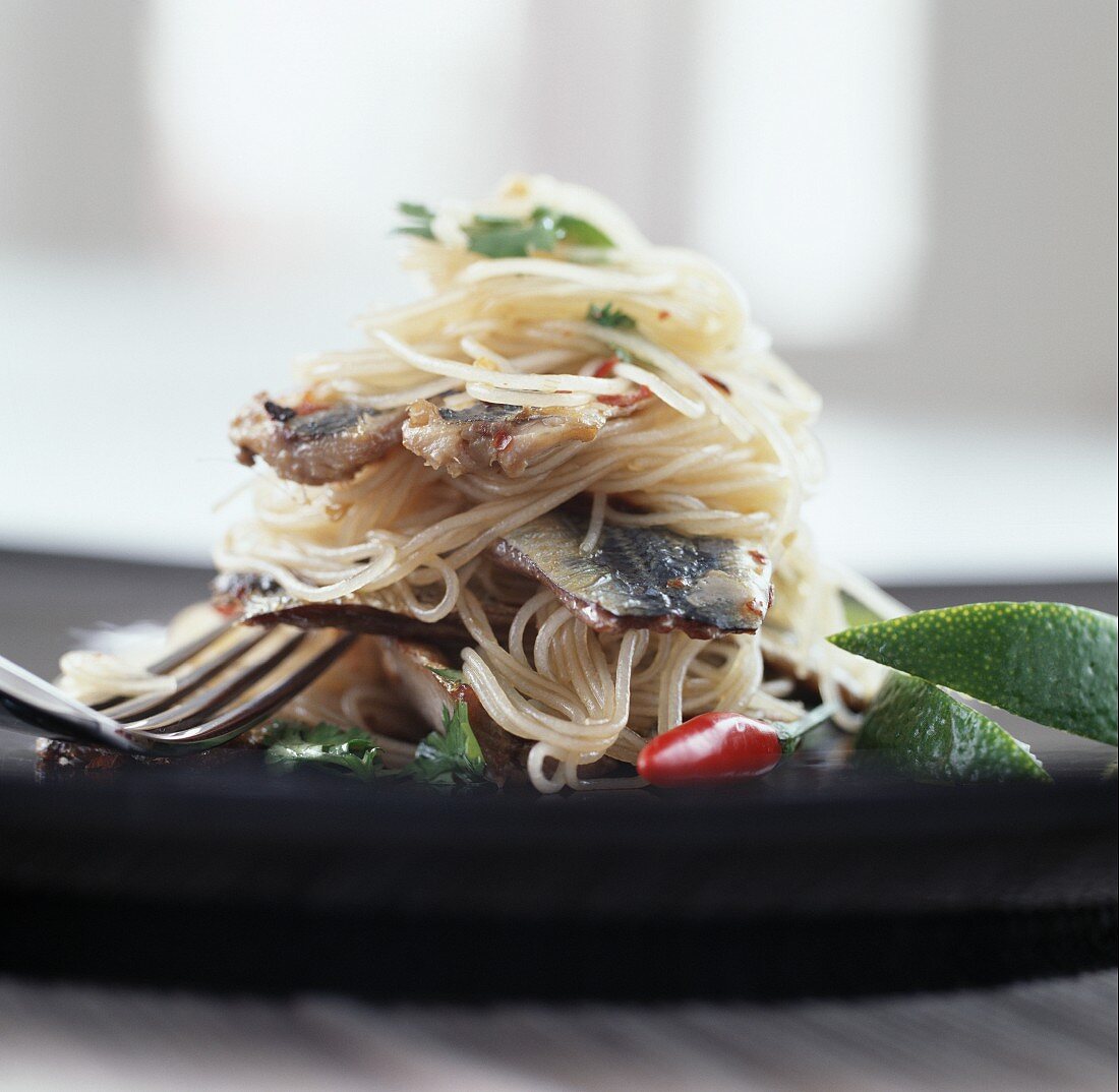 Spaghetti con le sarde (Spaghetti with sardines, Italy)