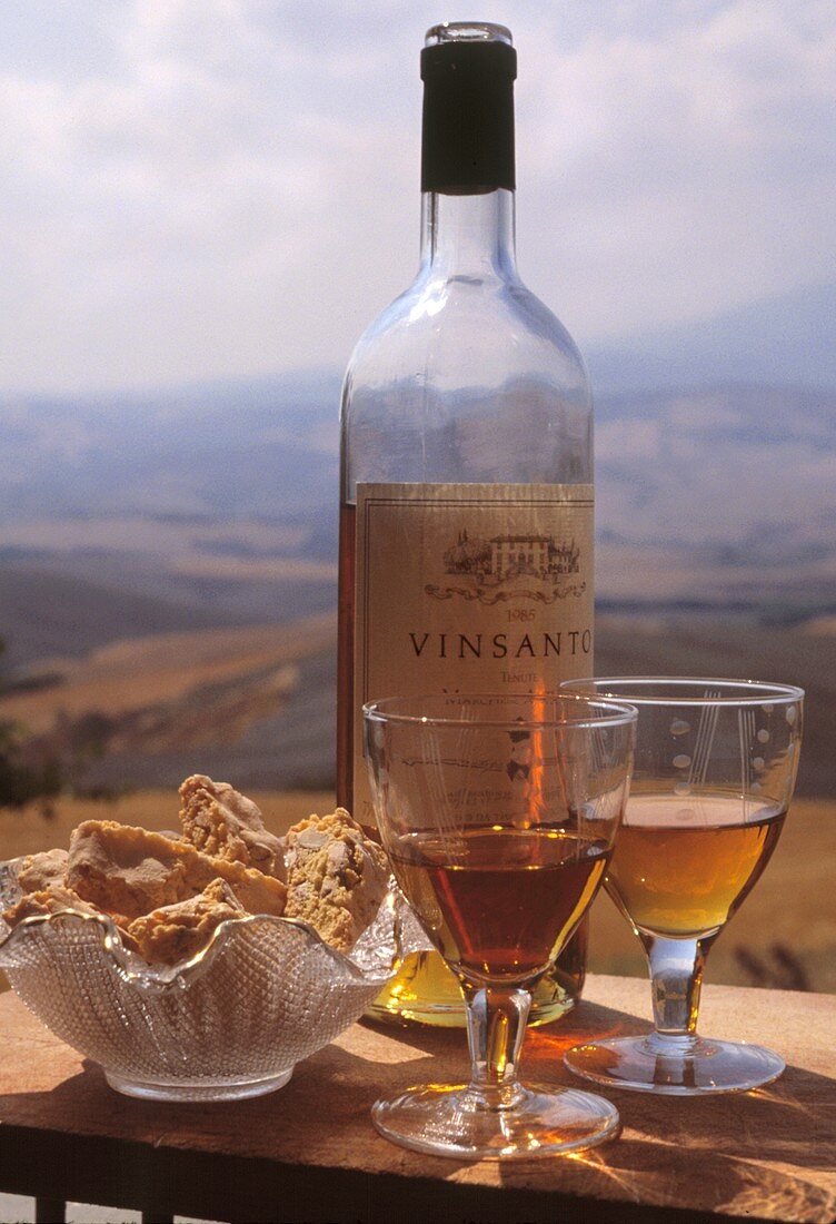 Vin santo in Gläsern und Flasche sowie Cantucci (Mandelkekse)