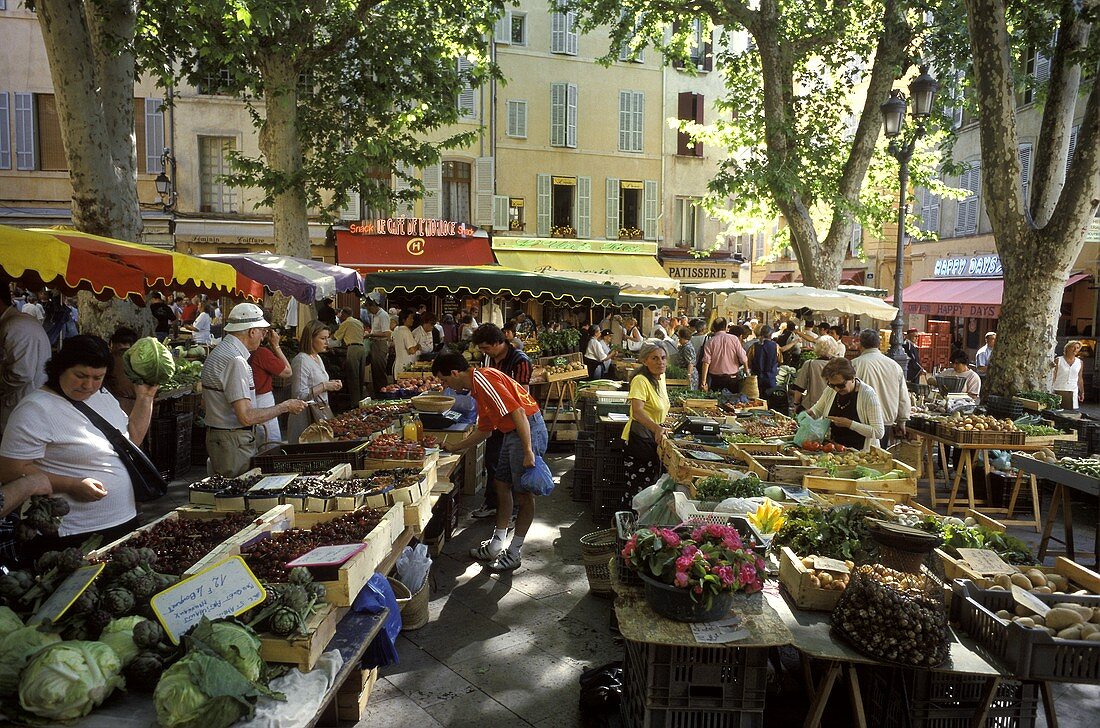 Busy market scene in Aix en Provence (France)