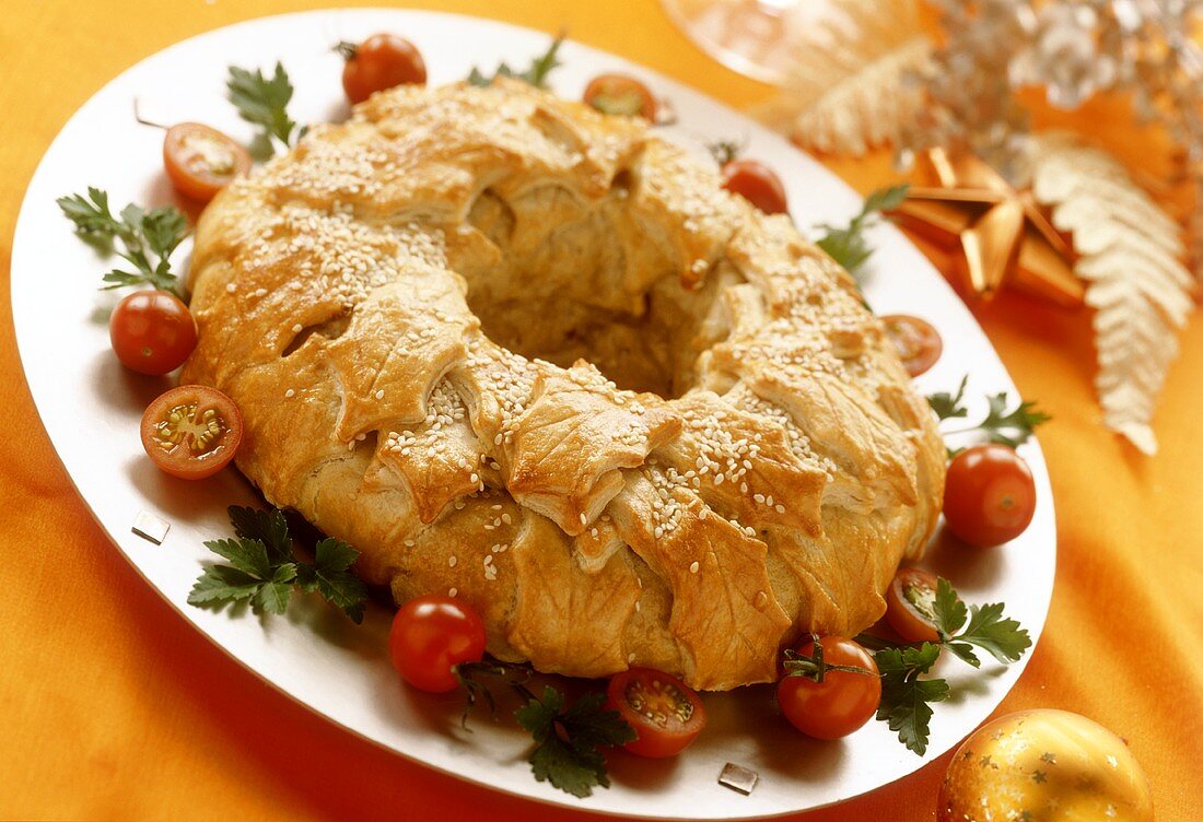 Holly ring (ring-shaped Christmas pie)