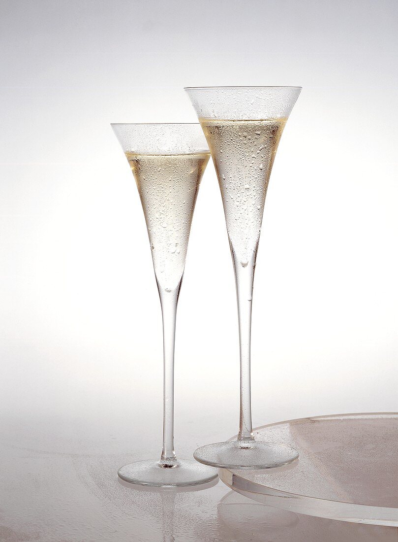Two filled champagne flutes