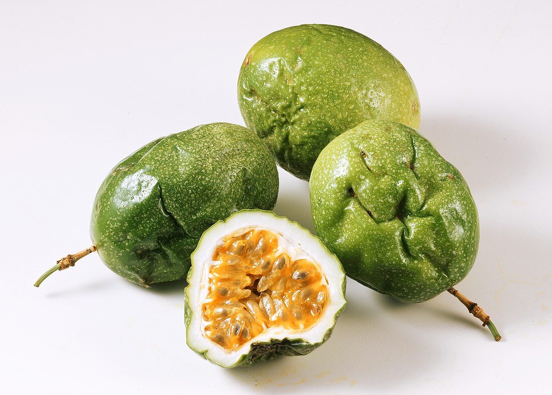 Mehrere grüne Passionsfrüchte (Granadilla)