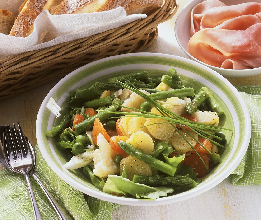 Allegra insalata con asparagi (vegetable salad with asparagus)