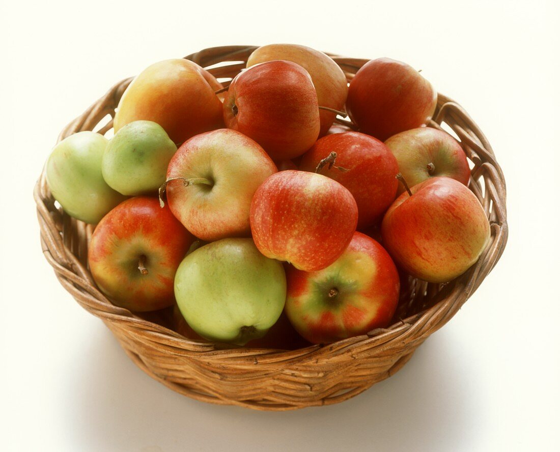 Verschiedene Äpfel in einem Korb