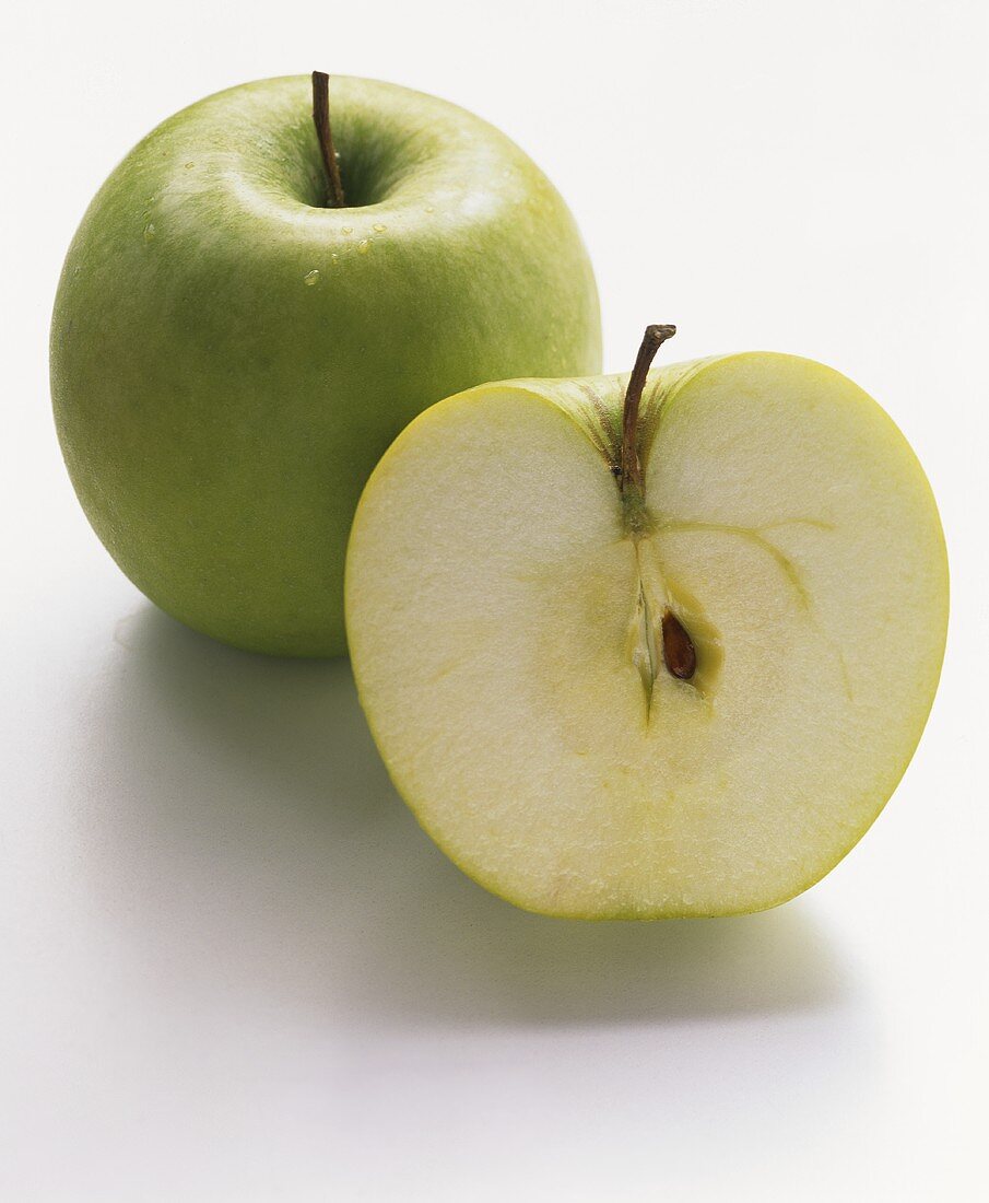 Halber und ganzer Granny-Smith-Apfel