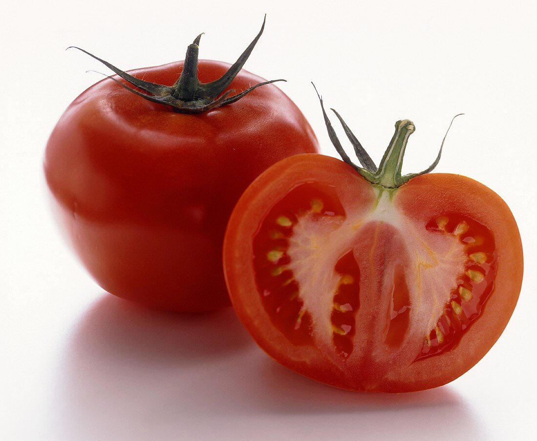 Tomate und Tomatenhälfte