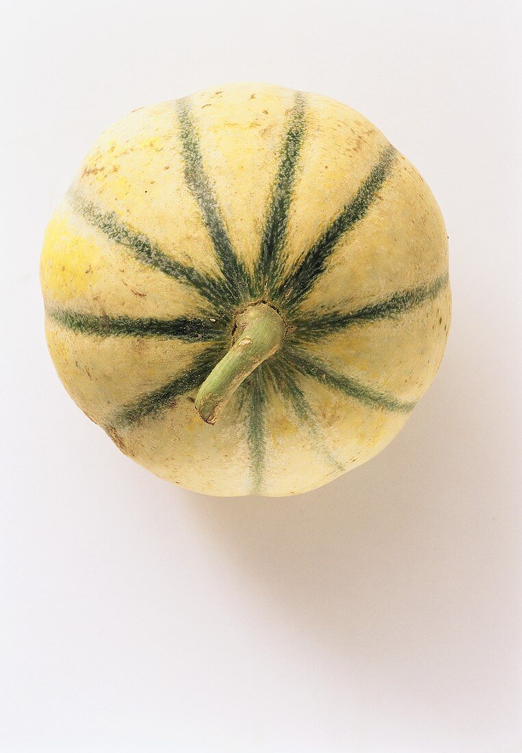 Eine Charentais-Melone (Oberseite mit Stiel)