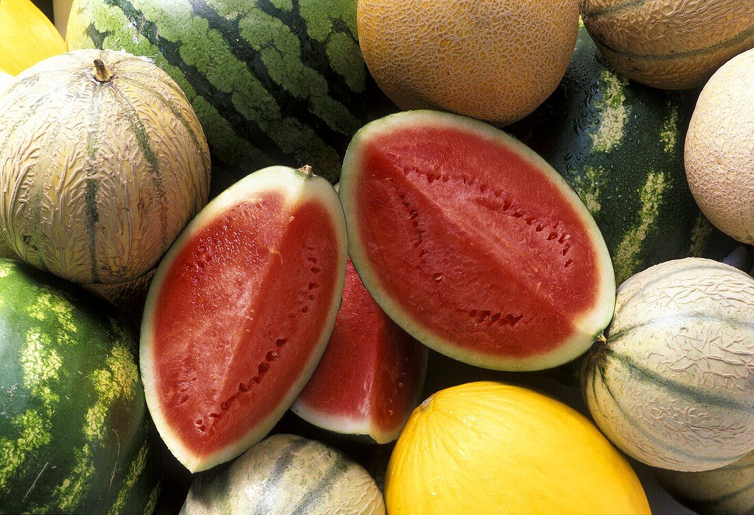 Verschiedene Melonen, obenauf Wassermelonenschnitze