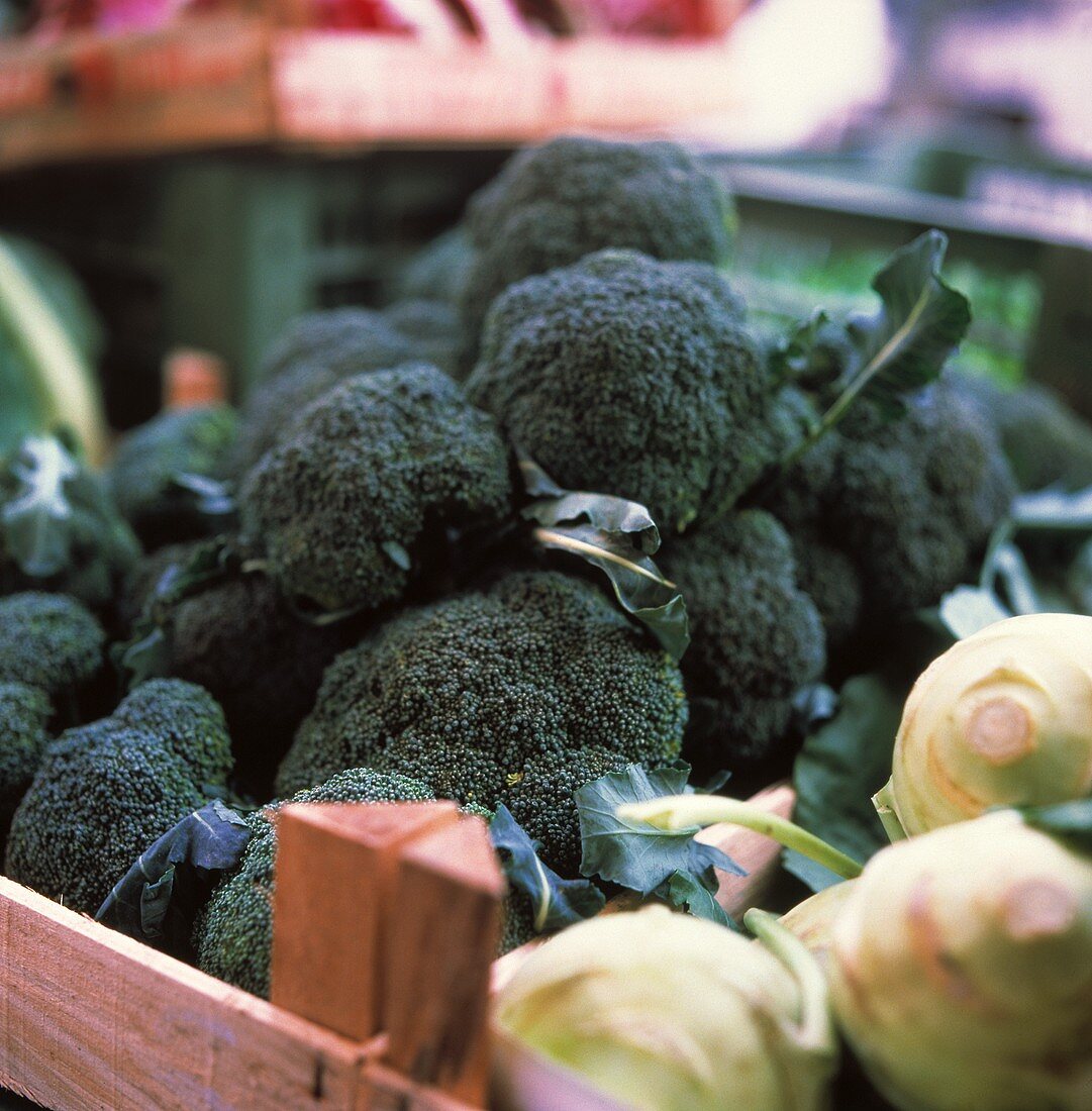 Brokkoli in Steige auf dem Markt, daneben Kohlrabi