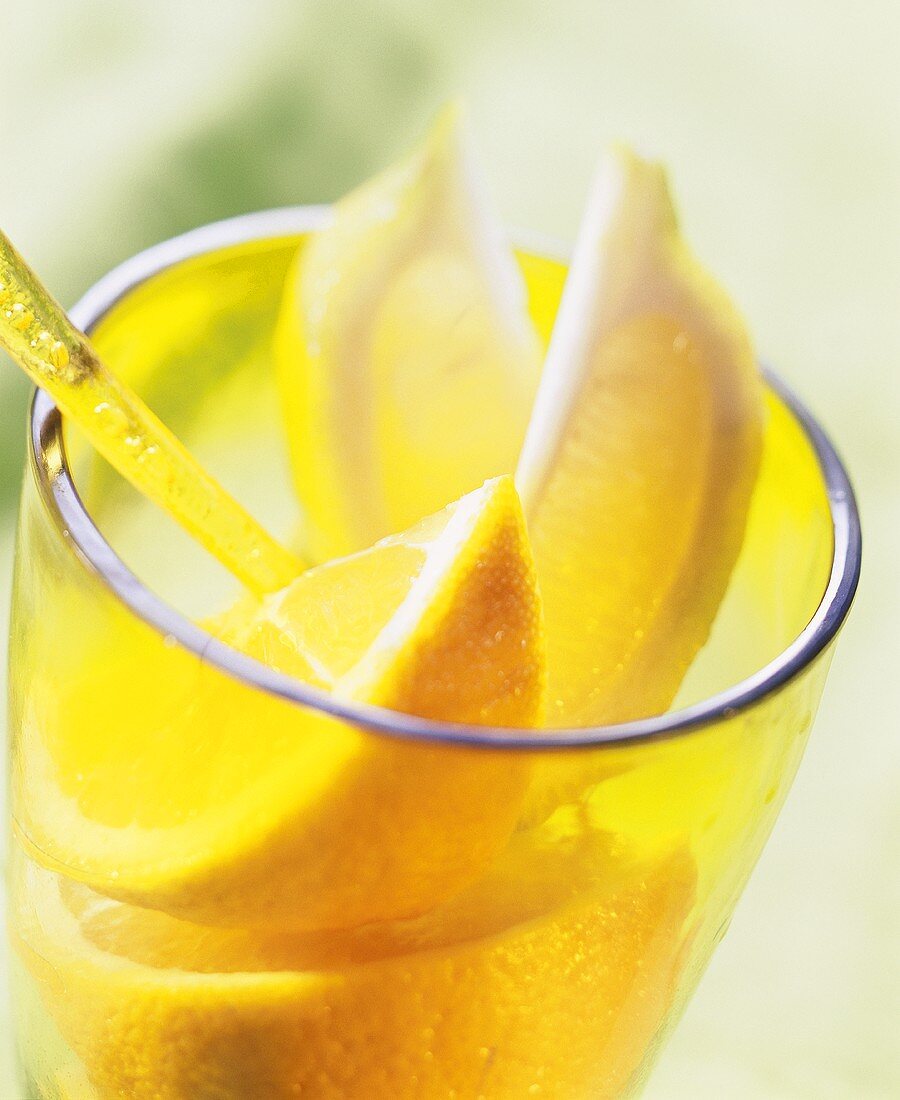 Zitronenschnitze in einem Glas