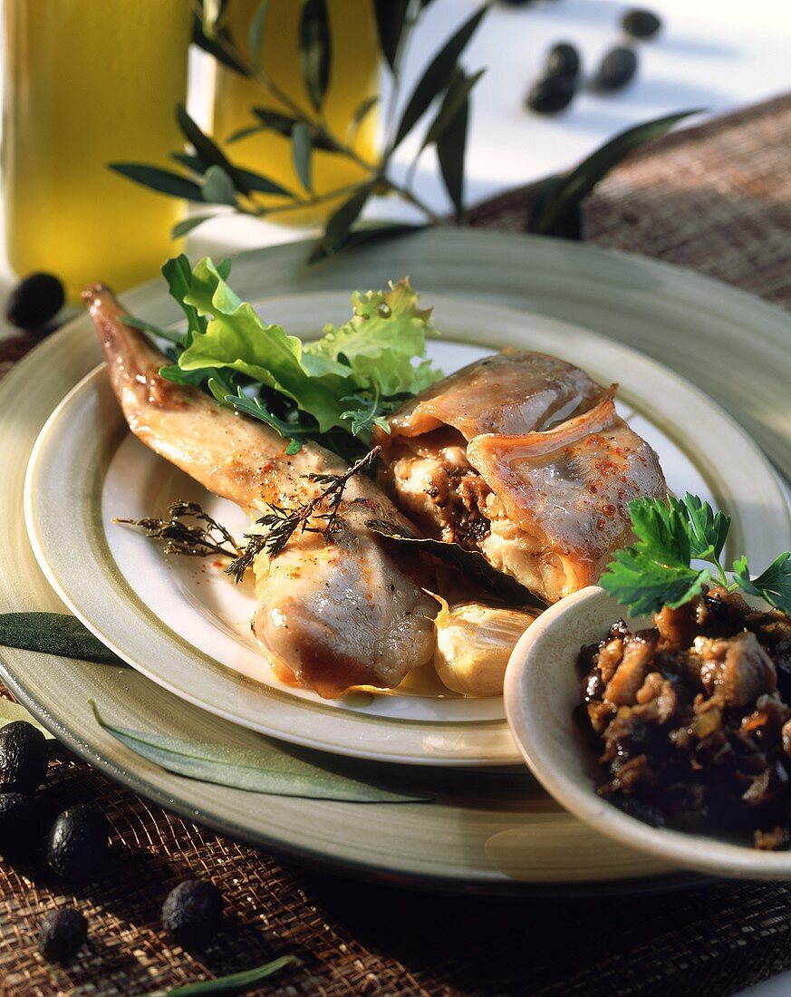 Geschmortes Kaninchen mit Knoblauch-Oliven-Füllung