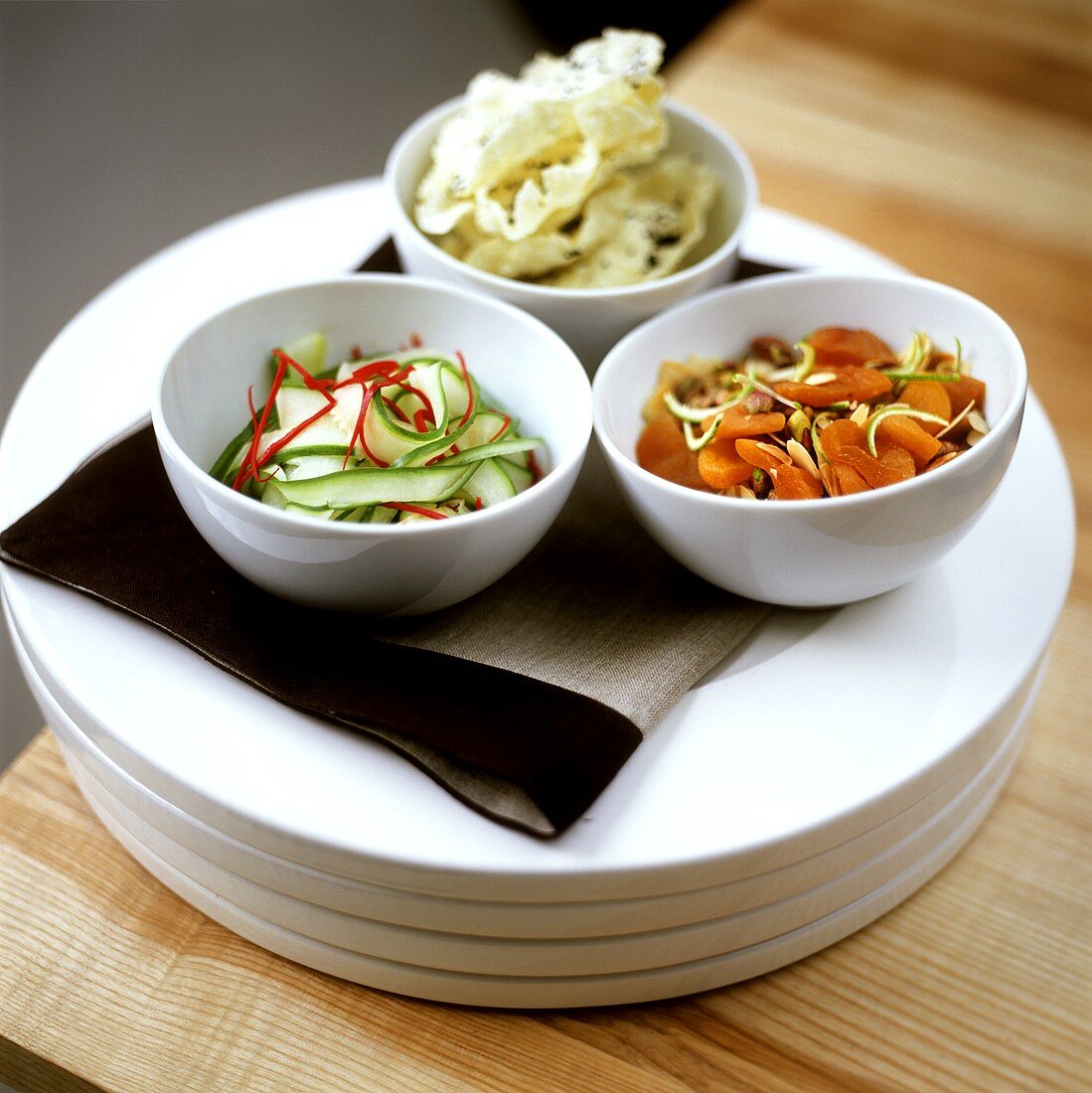 Spicy courgette salad, crispy apricot mix and crisps 