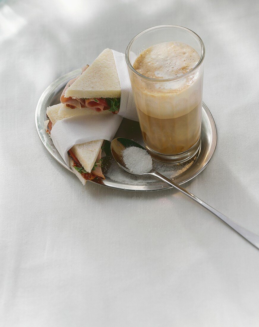 Tramezzini e latte macchiato (Belegte Brote & Milchkaffee)