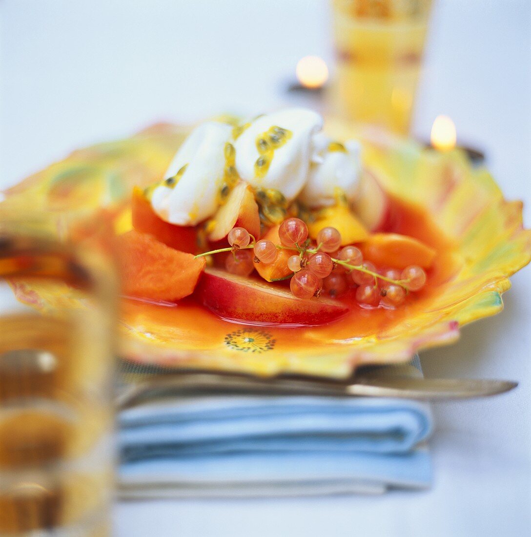 Exotischer Obstsalat mit Sahne