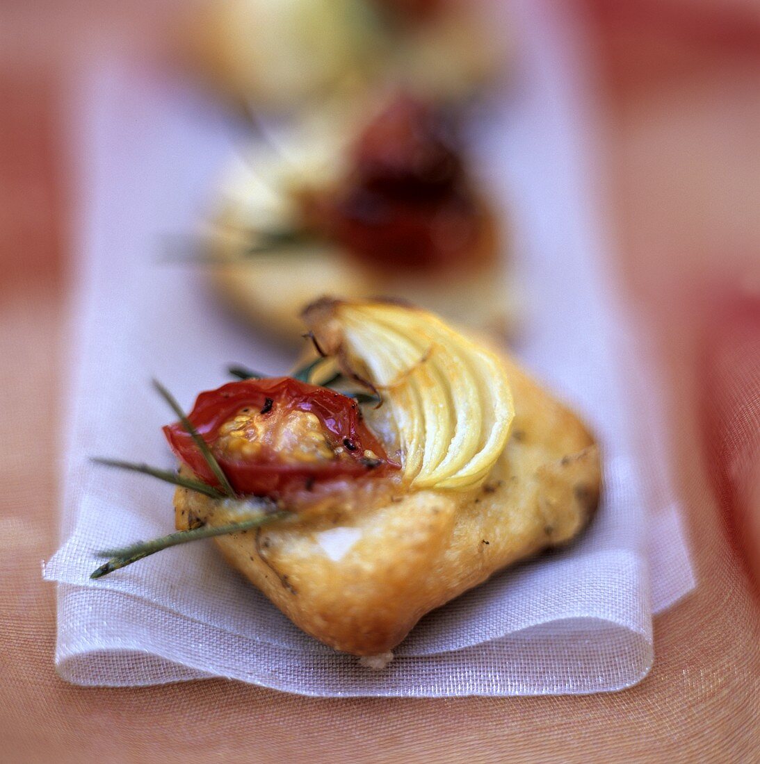 Puff pastry with tomatoes and onions
