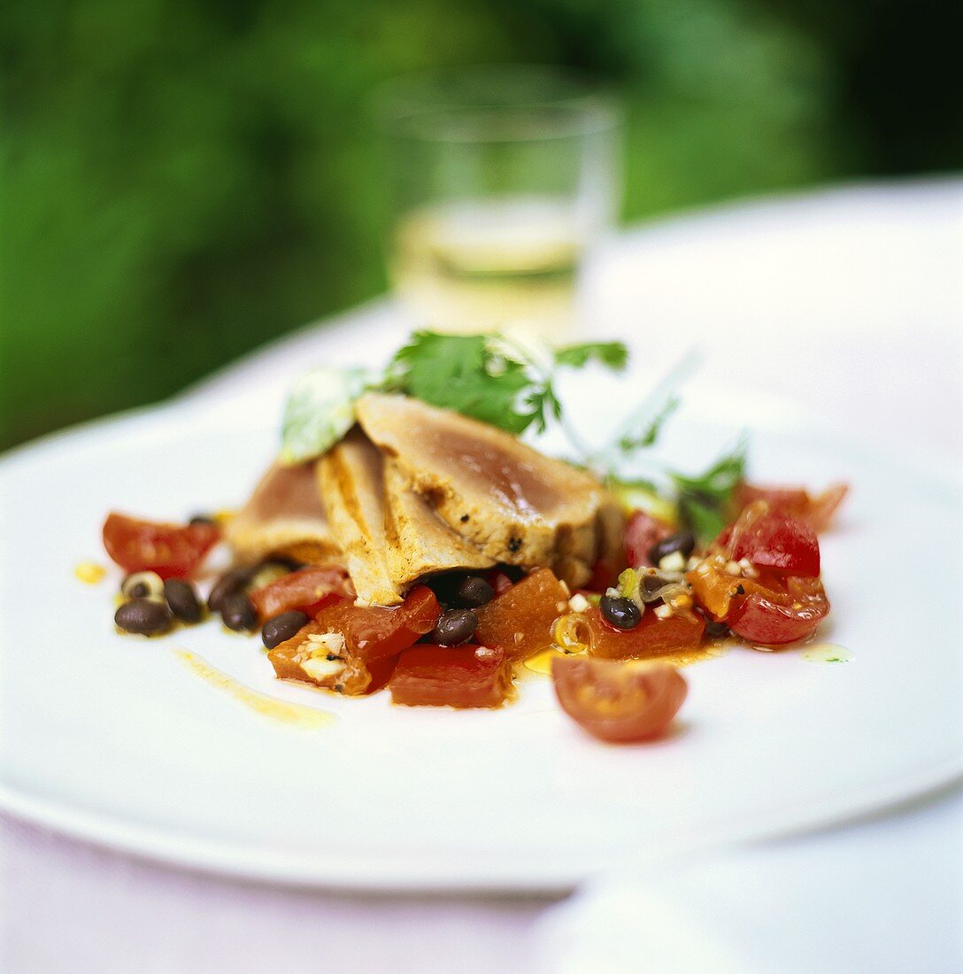 Gegrillter Thunfisch auf Bohnen-Tomaten-Salat