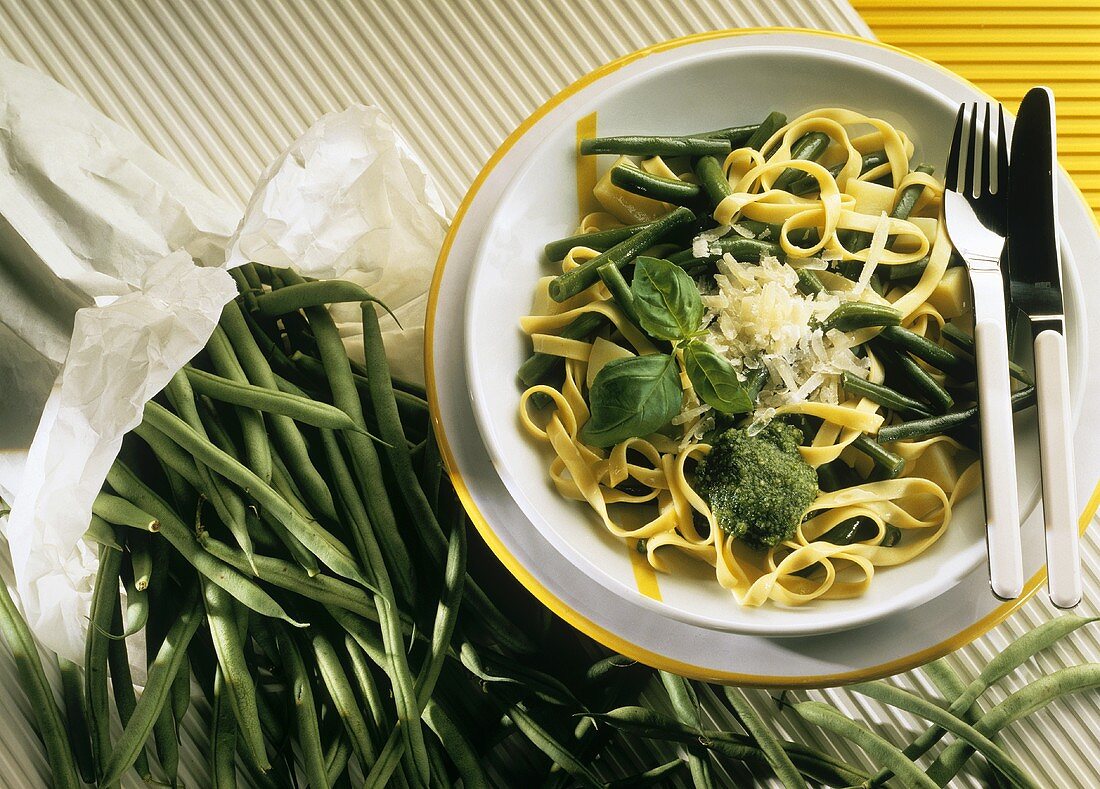 Ribbon noodles with green beans and pesto