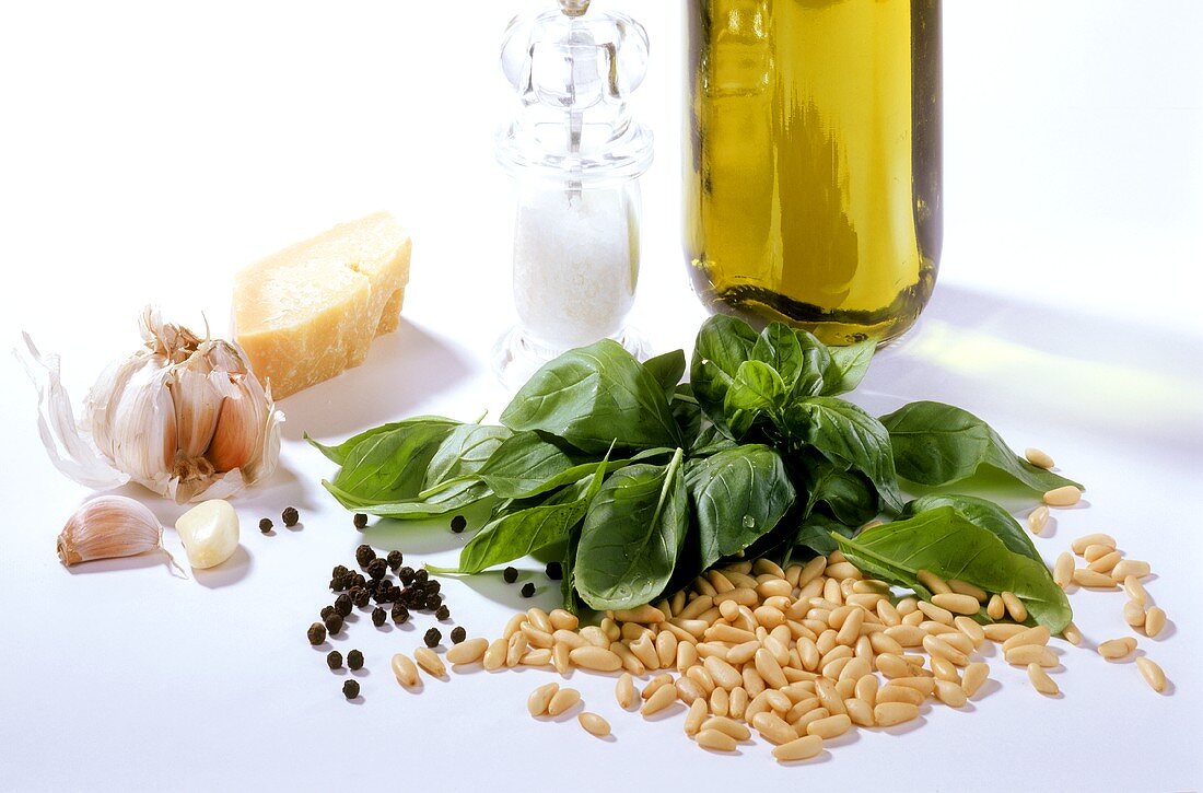 Zutaten für Pesto-Basilikum, Pinienkerne, Knoblauch, Olivenöl
