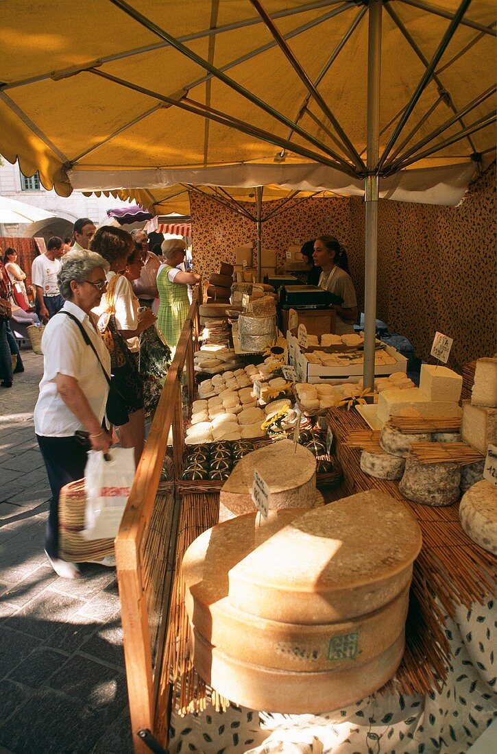 Blick auf einen Marktstand mit Käse