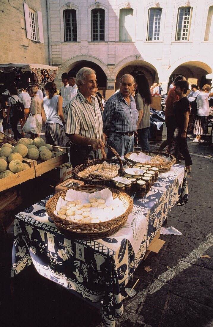 Käsestand auf einem Markt in der Provence