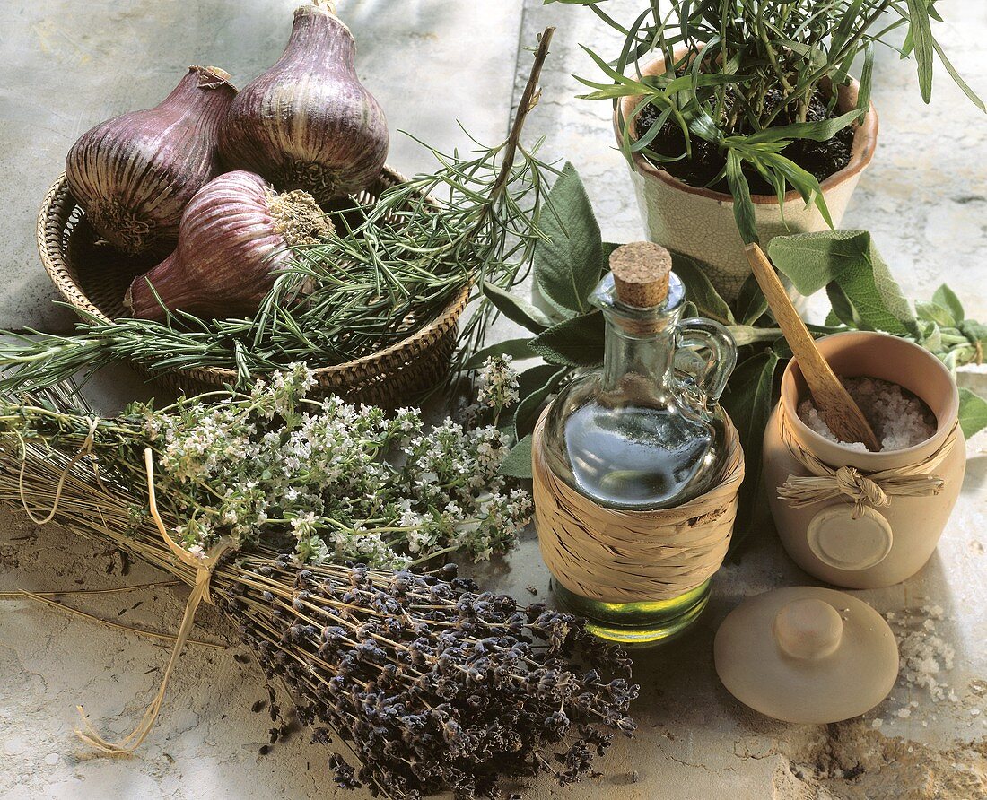 Frische Kräuter der Provence, Knoblauch, Olivenöl & Salz
