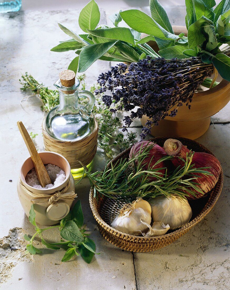 Stillleben mit Lavendel,Rosmarin,Salbei,Knoblauch & Olivenöl