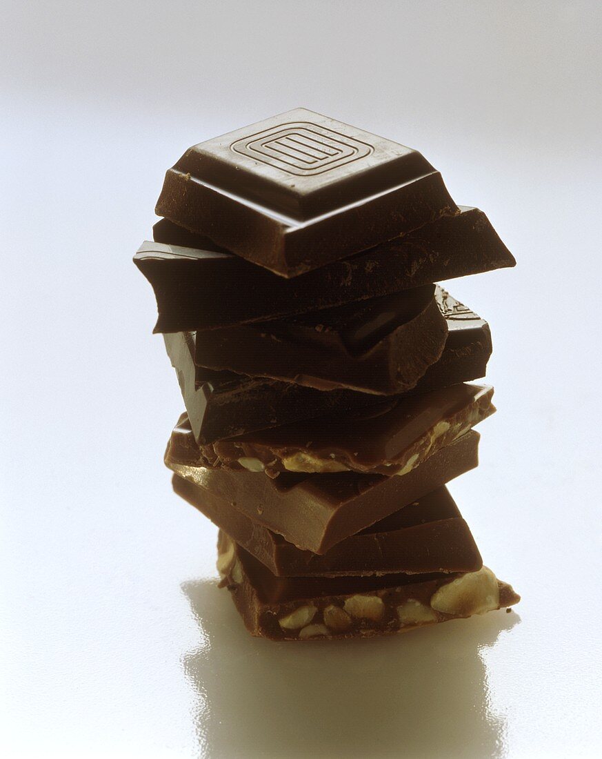 Ein Stapel verschiedener Schokoladenstücke