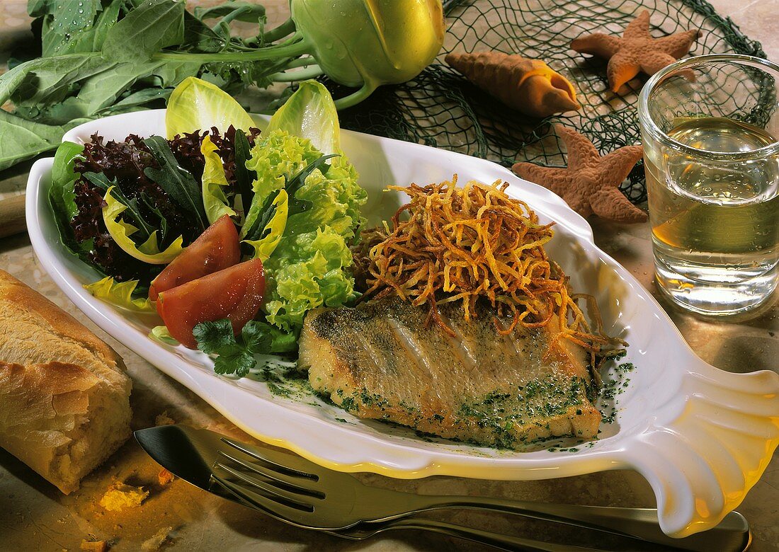 Fried pike-perch fillet with salad & shredded kohlrabi