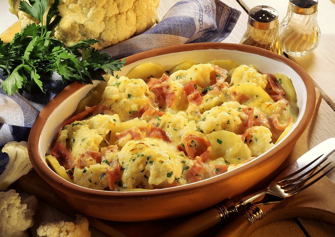 Potato and cauliflower gratin with strips of ham 