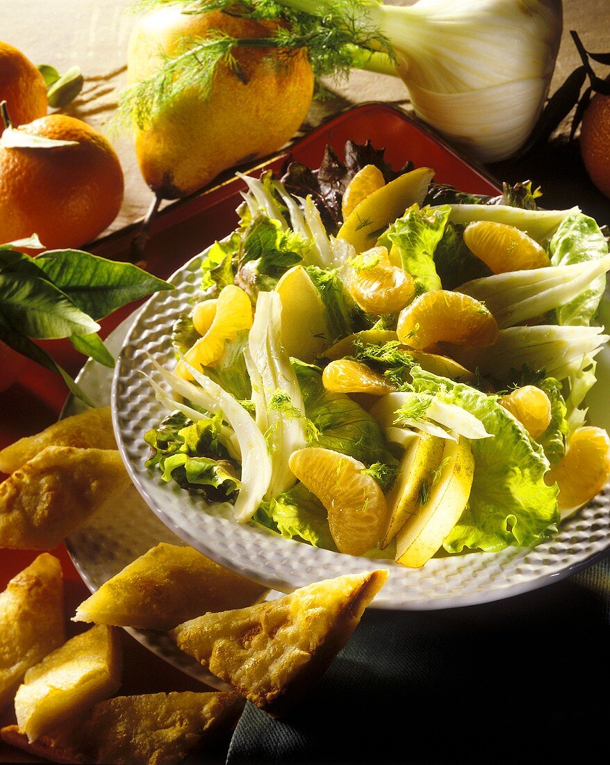 Kopfsalat mit Fenchel, Birnen & Mandarinen, dazu Käsetoast