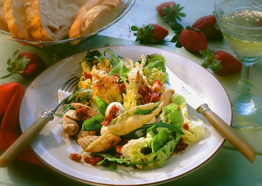 Salat mit Putenfleisch & fritierten Salbeiblättern