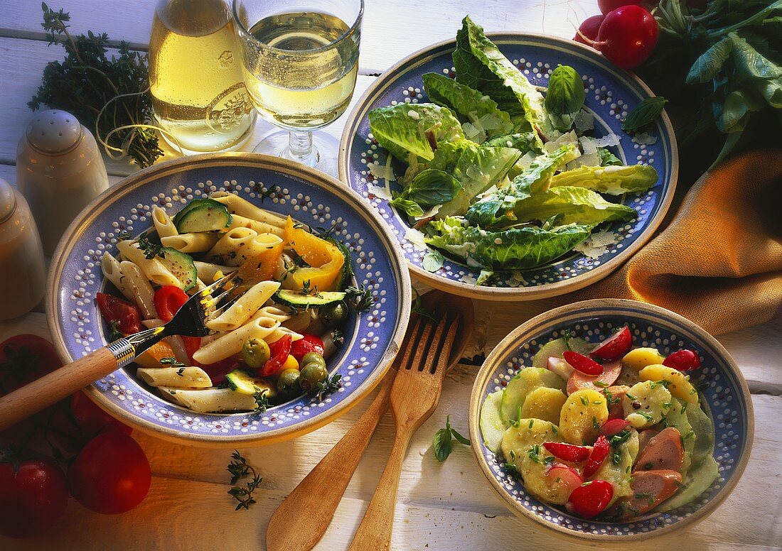 Drei Salate: Nudelsalat, Kartoffelsalat & Romanasalat