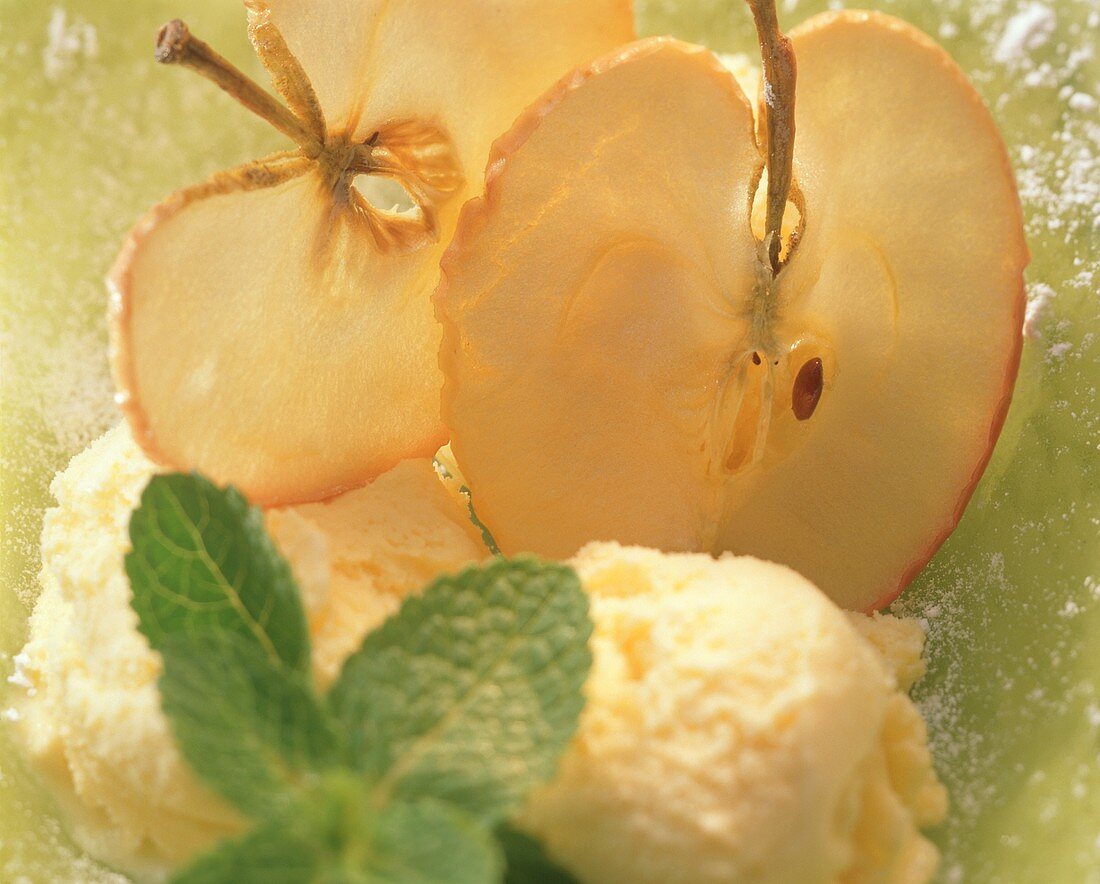 Apfelchips mit Vanilleeis