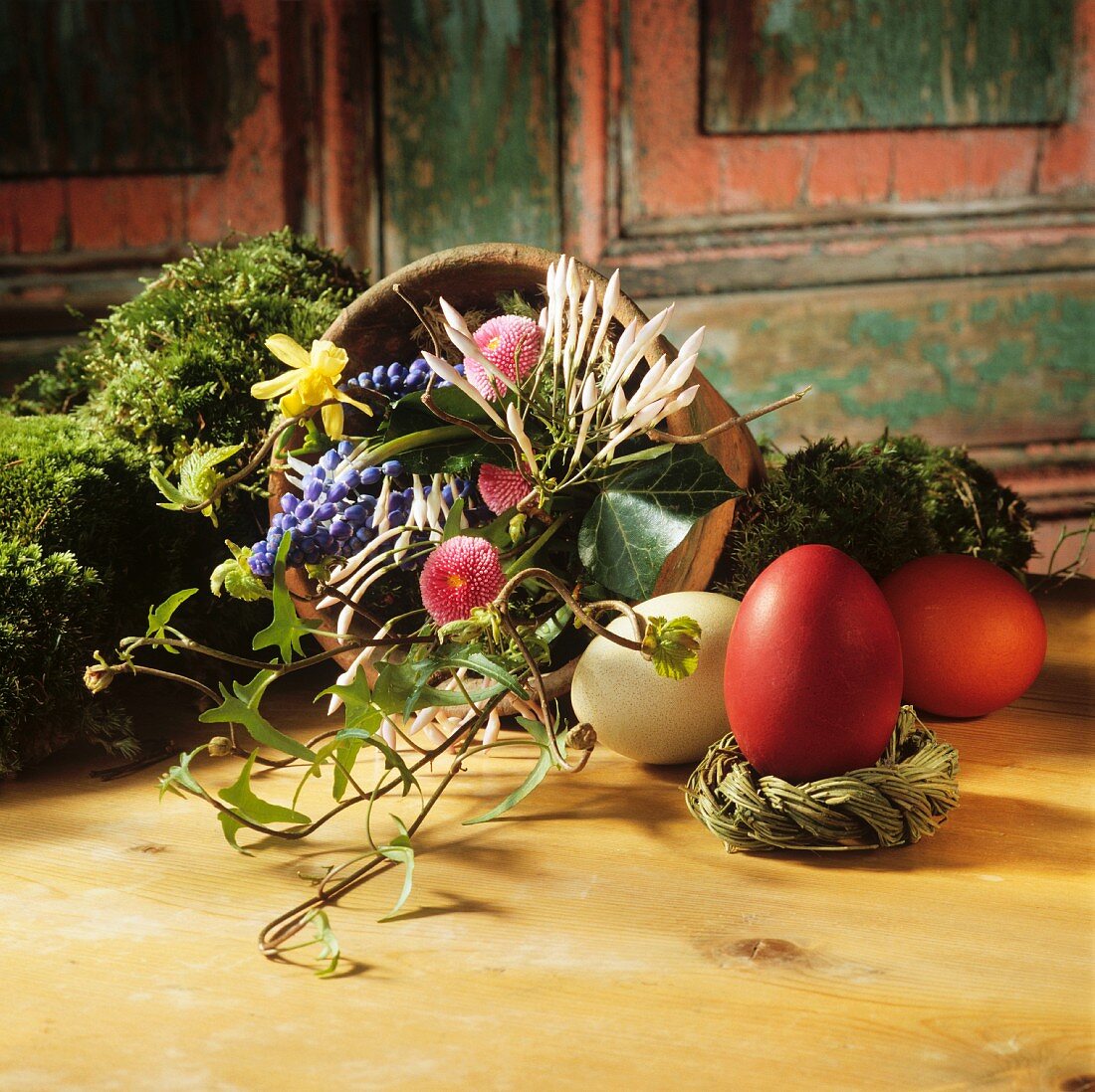 Easter decoration of eggs, straw and flowers