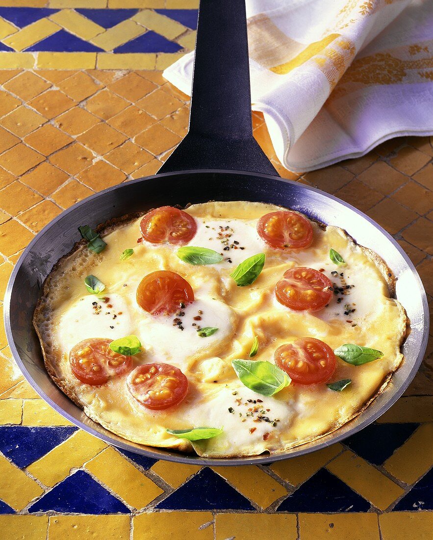 Omelett mit Tomaten & Mozzarella in der Pfanne