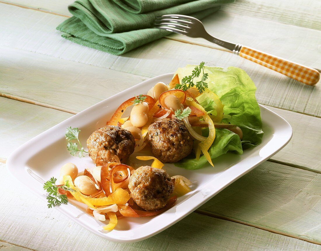Meatballs with pepper and bean salad