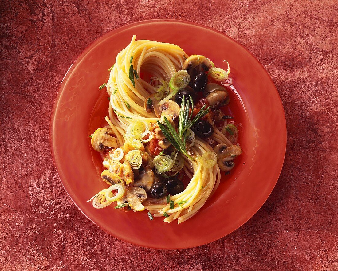 Spaghetti with vegetables, mushrooms and chili sauce