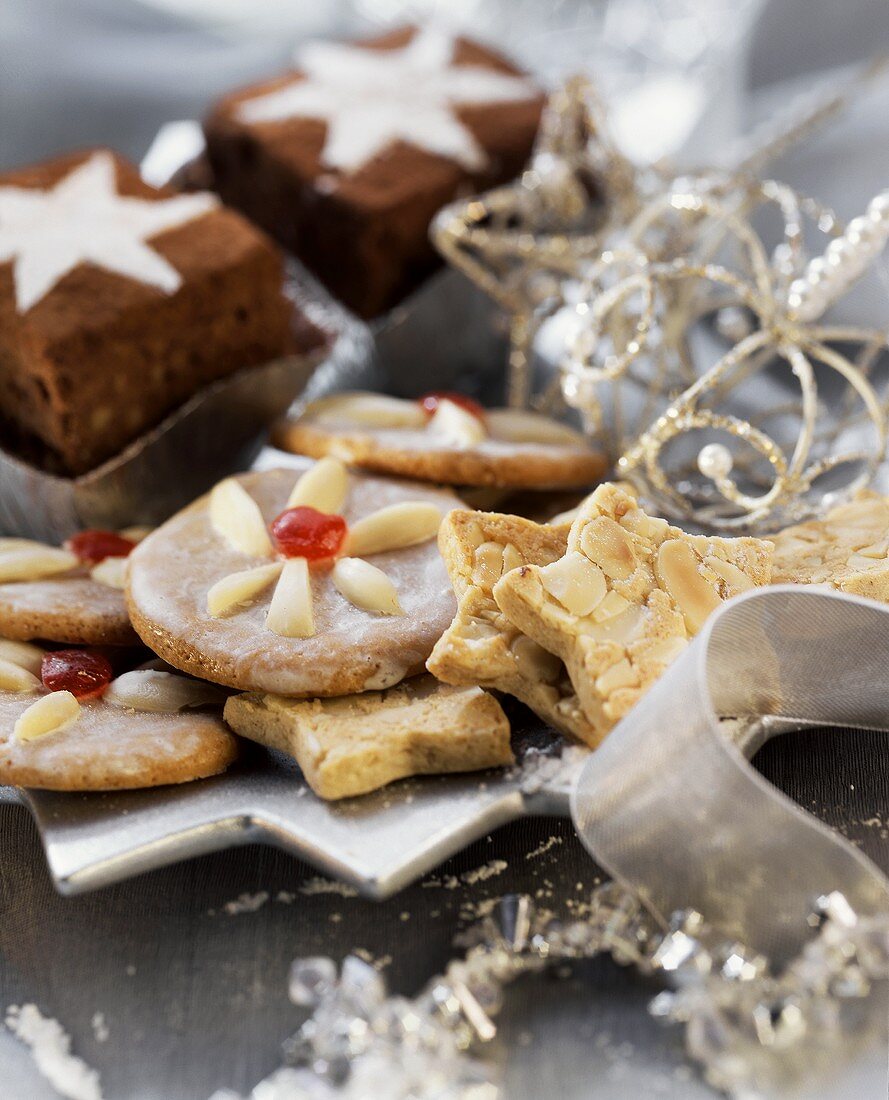 Weihnachtsplätzchen und Brownies mit silberfarbener Deko