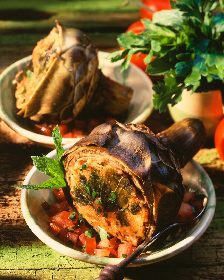 Gefüllte Artischocken auf Tomatensalat