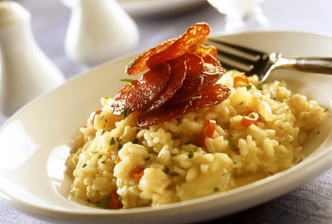 Risotto mit Salami auf Teller