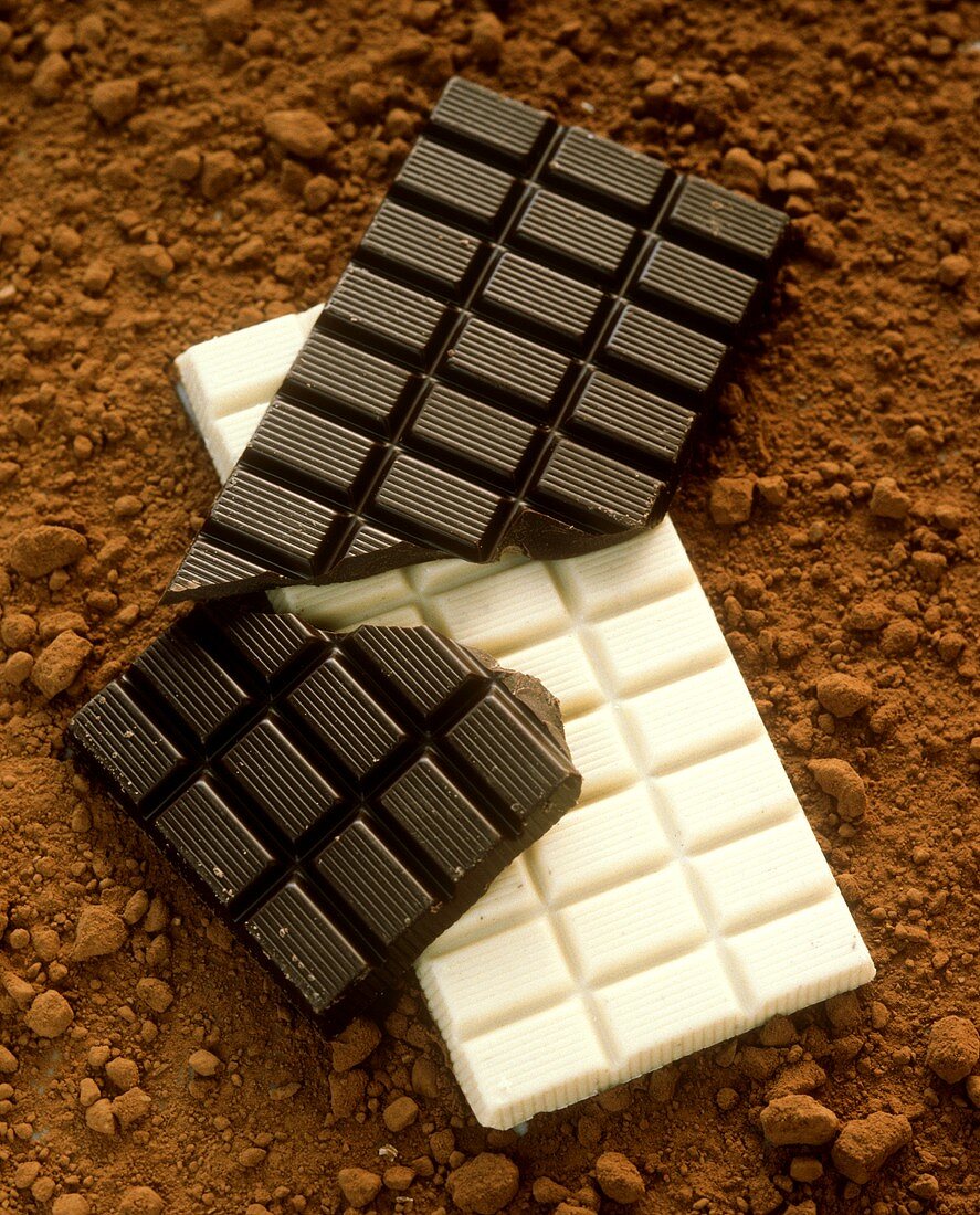Tafel weiße Schokolade und Tafel Bitterschokolade auf Kakao
