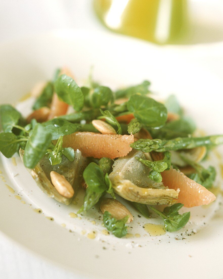 Feldsalat mit Artischocken, Spargel und Grapefruit