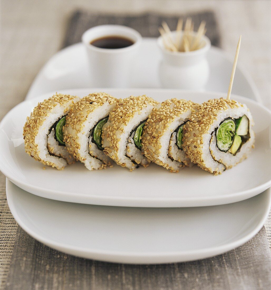 Sushi: vegetable ura-maki with sesame border