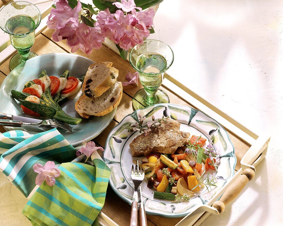 Steak mit Sommergemüse und ein bunter Zucchinifächer