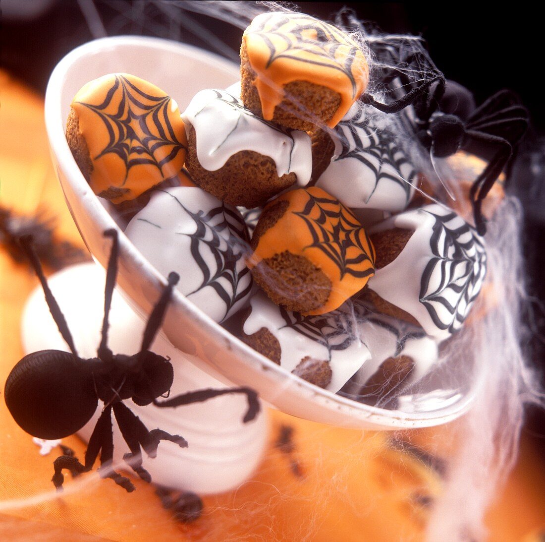 Halloween-Muffins mit Spinnennetzglasur in einer Schale