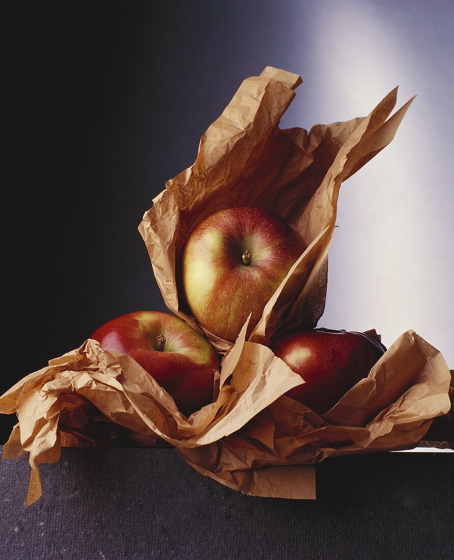 Äpfel in braunem Einwickelpapier