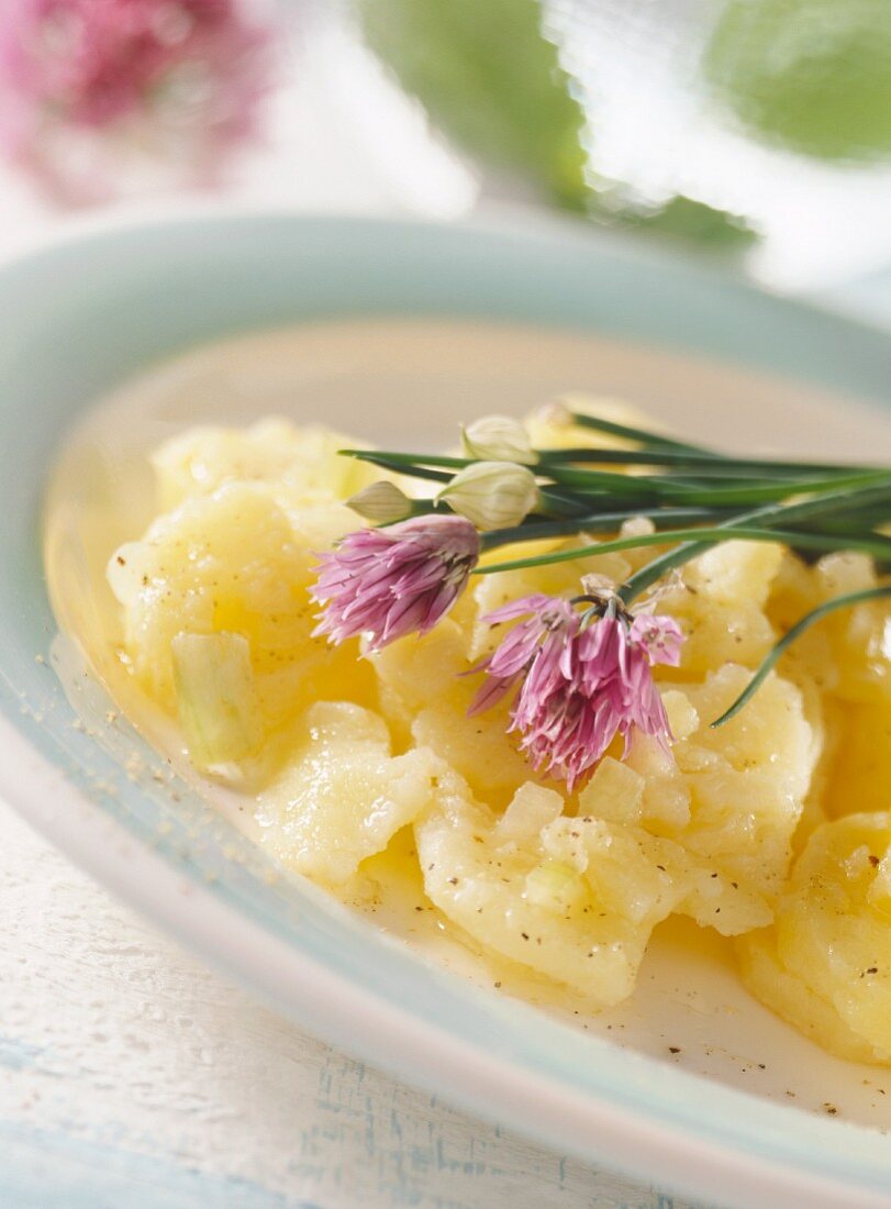 Klassischer Kartoffelsalat, garniert mit Schnittlauch