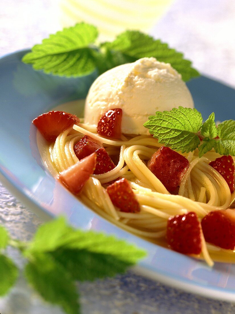 Süsse Orangenspaghetti mit Erdbeerragout und Vanilleeis